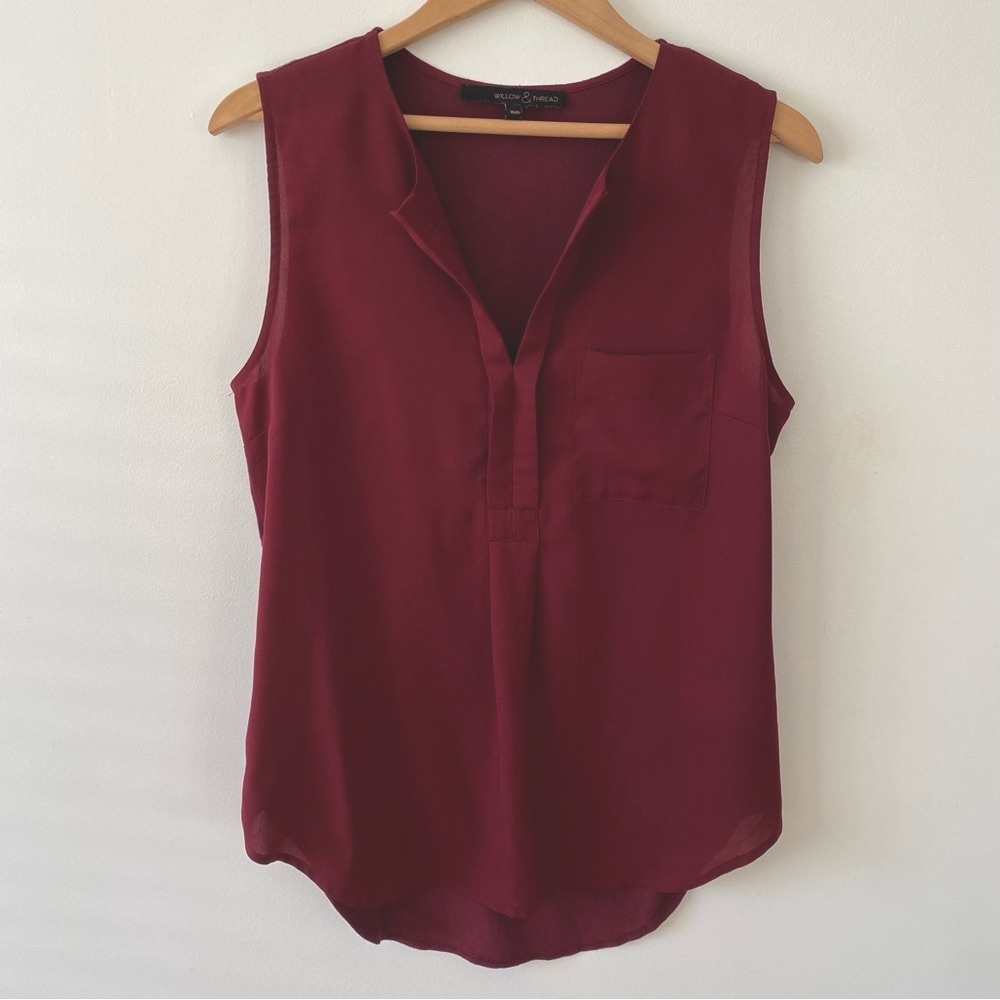 3/$30💚Reitmans Willow & Thread burgundy red V-neck sleeveless blouse size medium